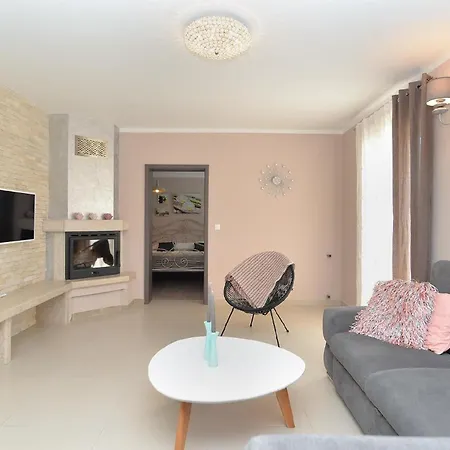 Mit Privatpool Fuer 8 Personen Ca 150 Qm In Vrznaveri, Istrien Istrische Riviera * Poreč