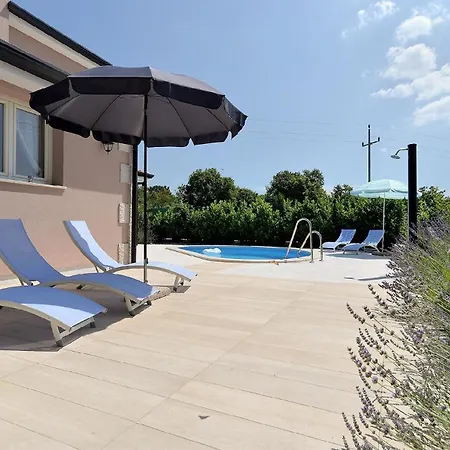 Mit Privatpool Fuer 8 Personen Ca 150 Qm In Vrznaveri, Istrien Istrische Riviera Hébergement de vacances *