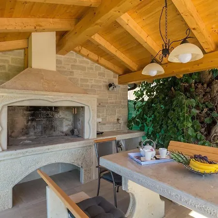 Mit Privatpool Fuer 8 Personen Ca 150 Qm In Vrznaveri, Istrien Istrische Riviera Hébergement de vacances Poreč